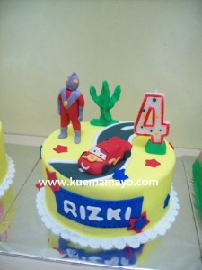 Cars dan ultraman cake