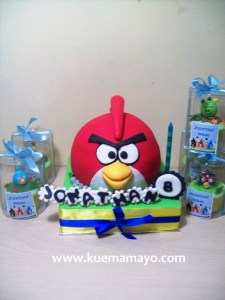 Angry bird cake and cupcake
